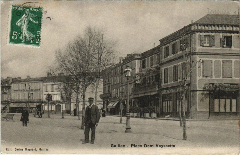 Carte postale ancienne Gaillac - Place dom Vayssette