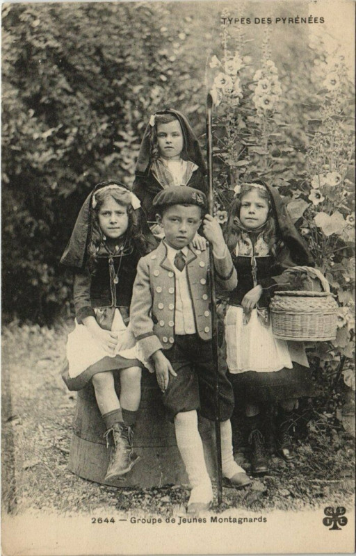 Carte postale ancienne Groupe de jeunes Montagnards