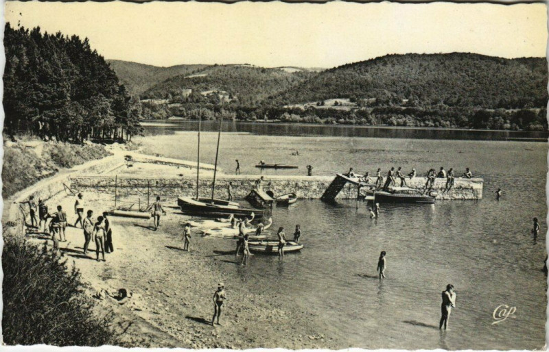 Carte postale ancienne Saint-Ferreol - La Plage et L'Embarcadere