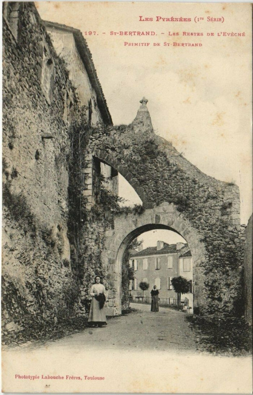 Carte postale ancienne Saint-Bertrand - Les restes de L'Evéché