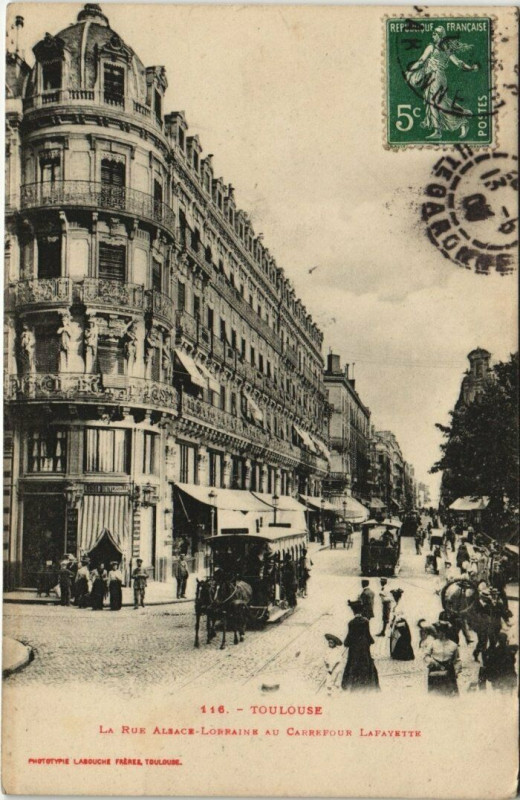 Carte postale ancienne Toulouse - La Rue Alsace-Lorraine au Carrefour LaFayette à Toulouse