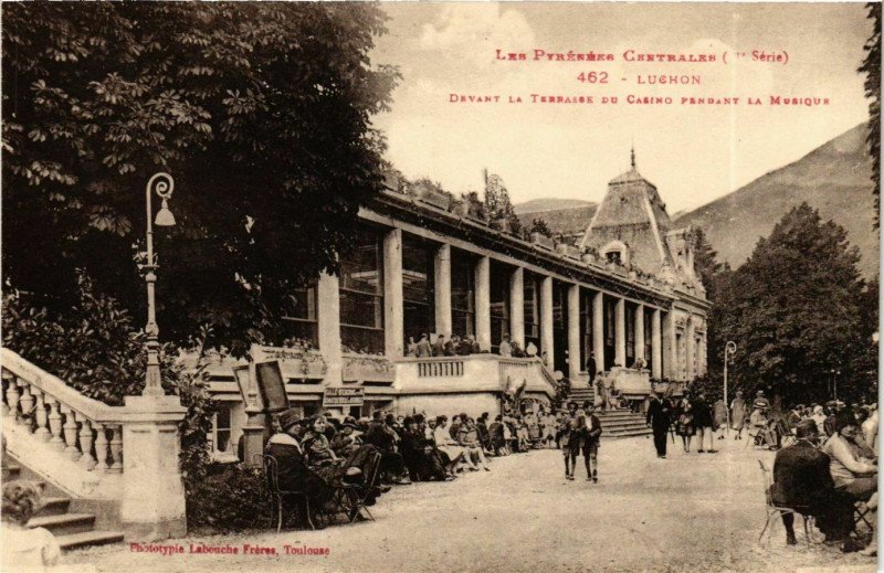 Carte postale ancienne Pyrénées Luchon Terrasse du Casino