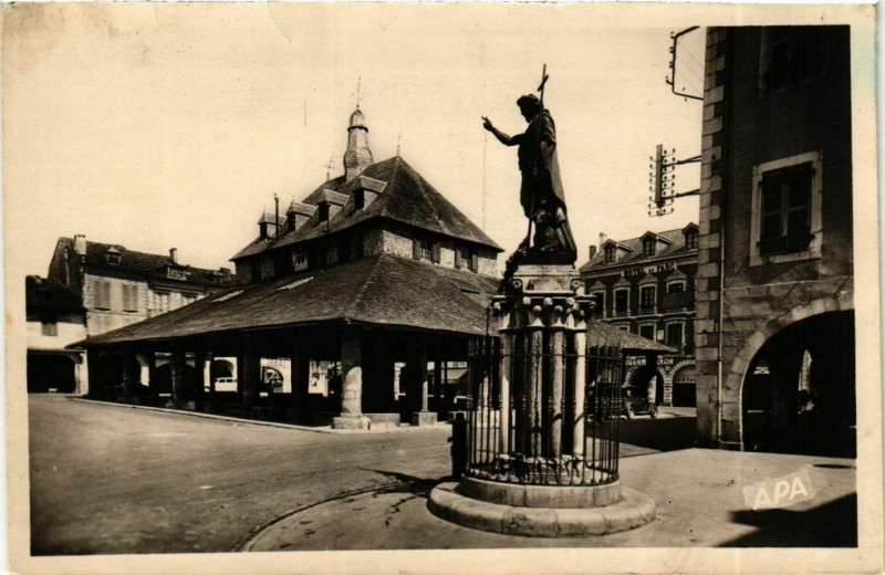 Carte postale ancienne Montrejeau Hotel de Ville et Statue de Saint-Jean Baptiste à Montréjeau