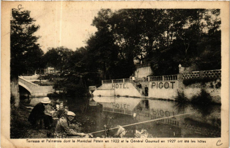 Carte postale ancienne Terrasse et Palmeraie Maréchal Pétain