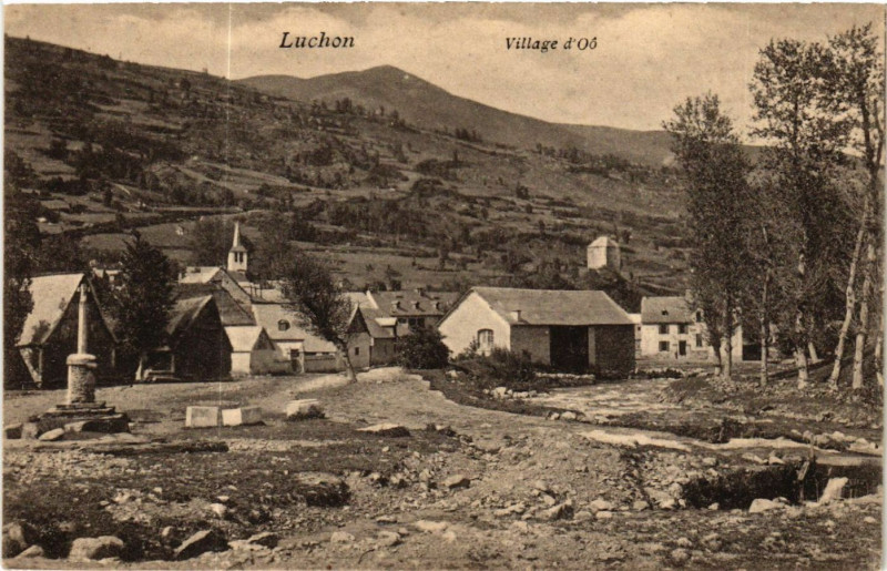 Carte postale ancienne Luchon - Village d'Or