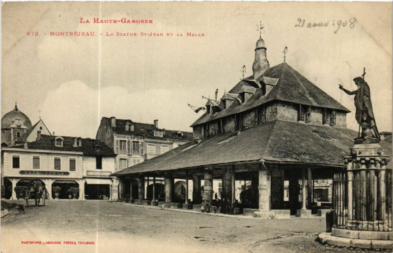 Carte postale ancienne La Haute Garonne - Montrejeau - La Statue Saint-Jean et la Halle à Montréjeau