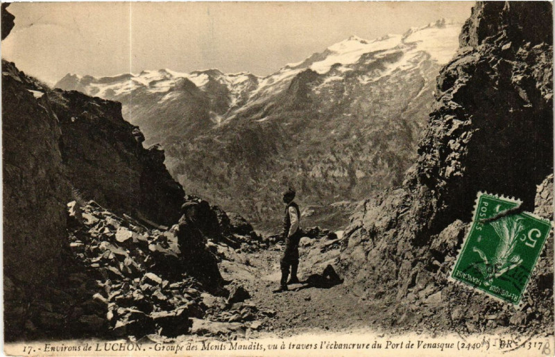 Carte postale ancienne Env. de Luchon - Groupe des Monts Maudits vu a travers