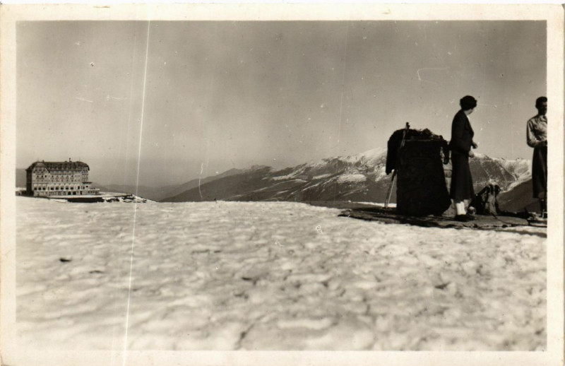 Carte postale ancienne Superbagneres - En Hiver - L'Hotel et la table d'Orientation