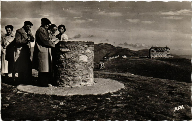 Carte postale ancienne Luchon-Superbagneres - La Table d'Orientation et l'Hotel
