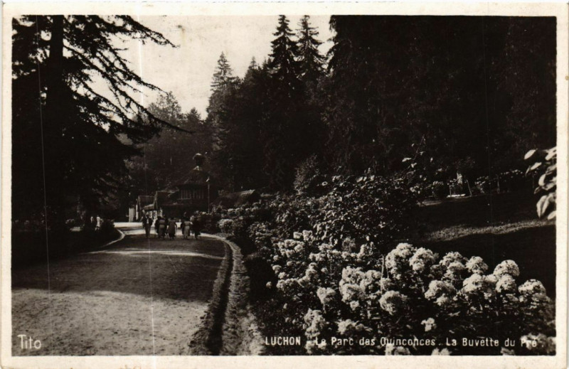Carte postale ancienne Luchon - Le Parc des Quinconces - La Buvette du Pre