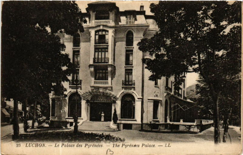 Carte postale ancienne Luchon - Le Palace des Pyrénées - The Pyrénées Palace