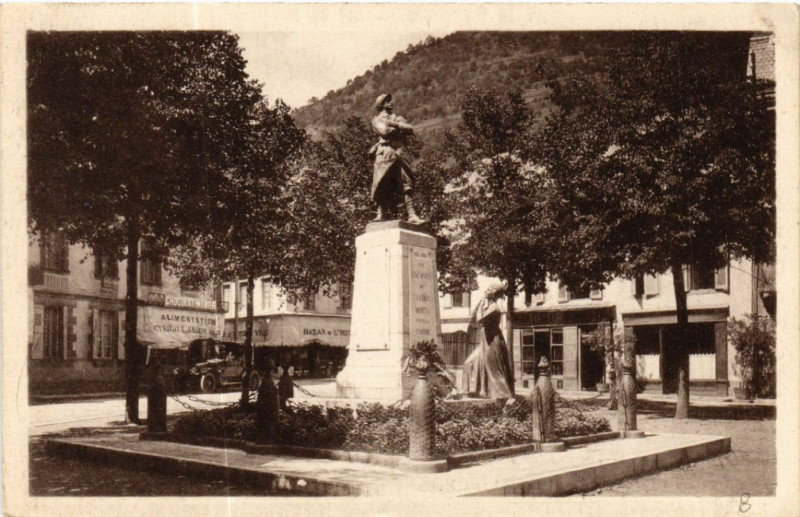 Carte postale ancienne Luchon - Le Monument aux Morts