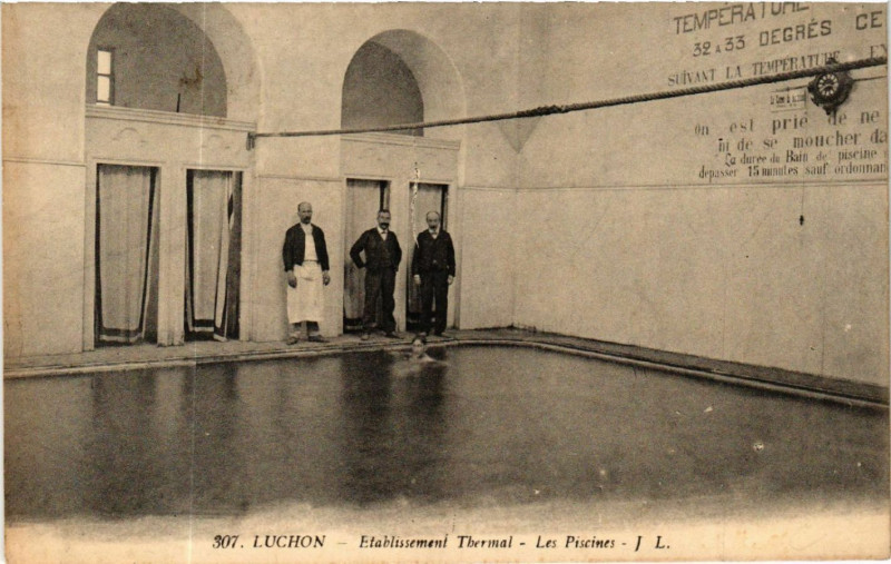 Carte postale ancienne Luchon - Etablissement Thermal - Les Piscines