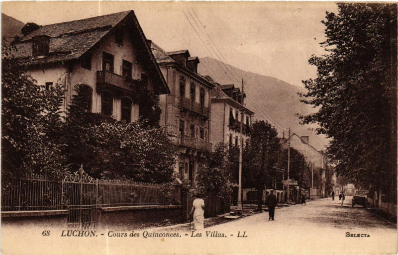 Carte postale ancienne Luchon - Cour des Quinconces - Les Villas