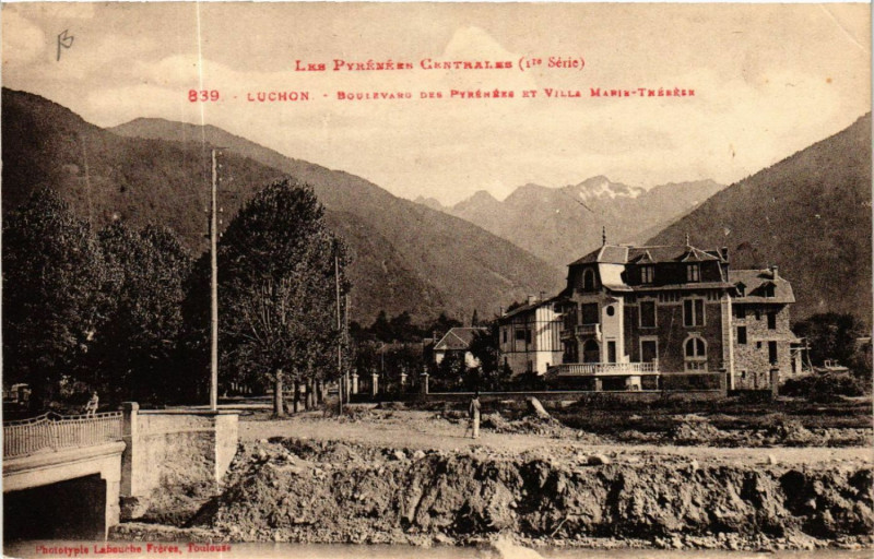 Carte postale ancienne Luchon - Boulevard des Pyrénées et Villa Marée Thérése