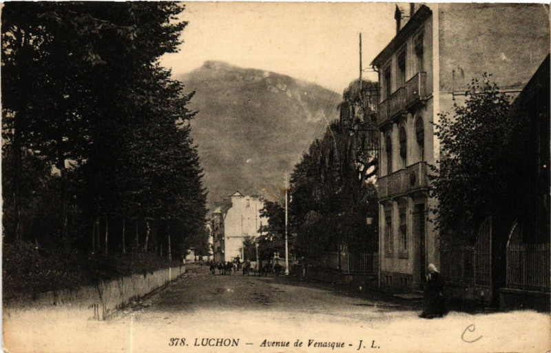 Carte postale ancienne Luchon - Avenue de Venasque