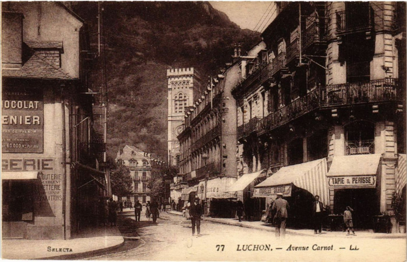 Carte postale ancienne Luchon - Avenue Carnot