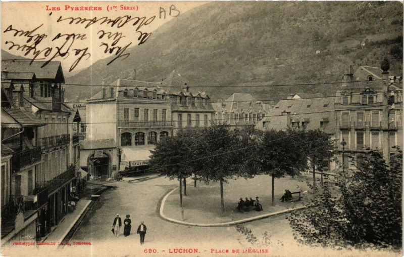 Carte postale ancienne Les Pyrénées - Luchon - Place de l'Eglise