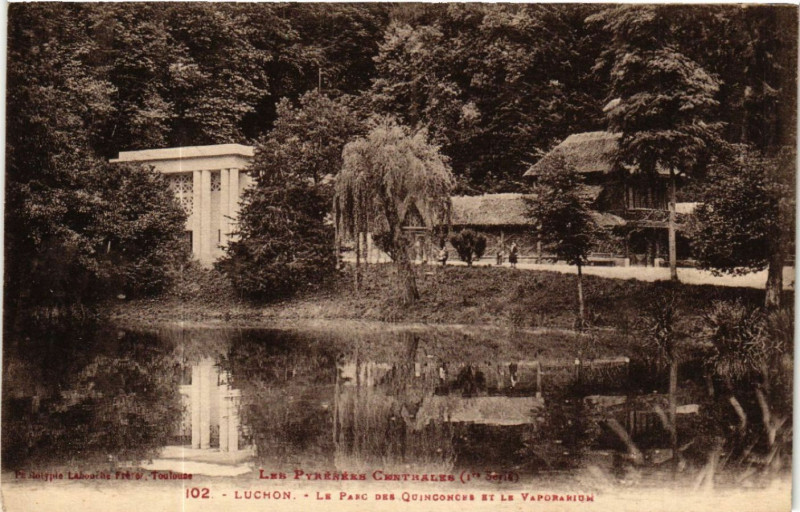 Carte postale ancienne Luchon - Le Parc des Quinconces et la Vaporarium