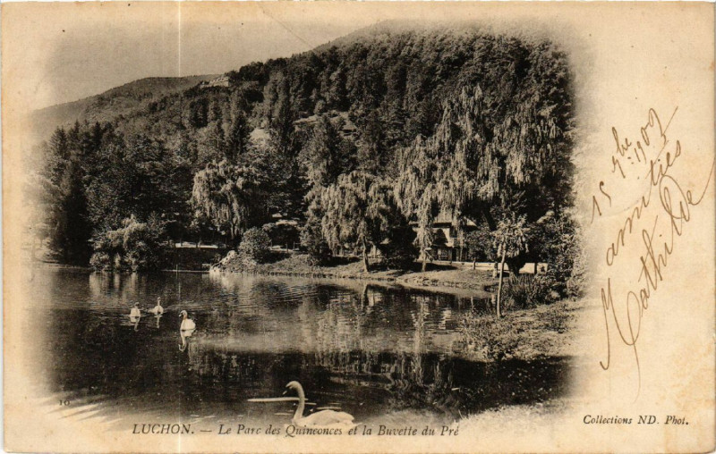 Carte postale ancienne Luchon - Le Parc des Quinconces et la Buvette du Pré