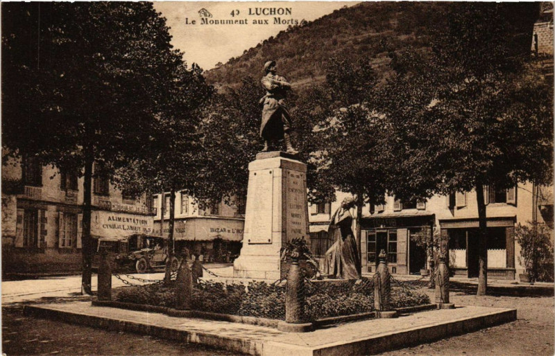Carte postale ancienne Luchon - Le Monument aux Morts