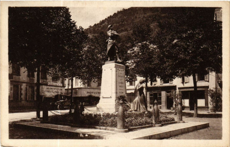 Carte postale ancienne Luchon - Le Monument aux Morts