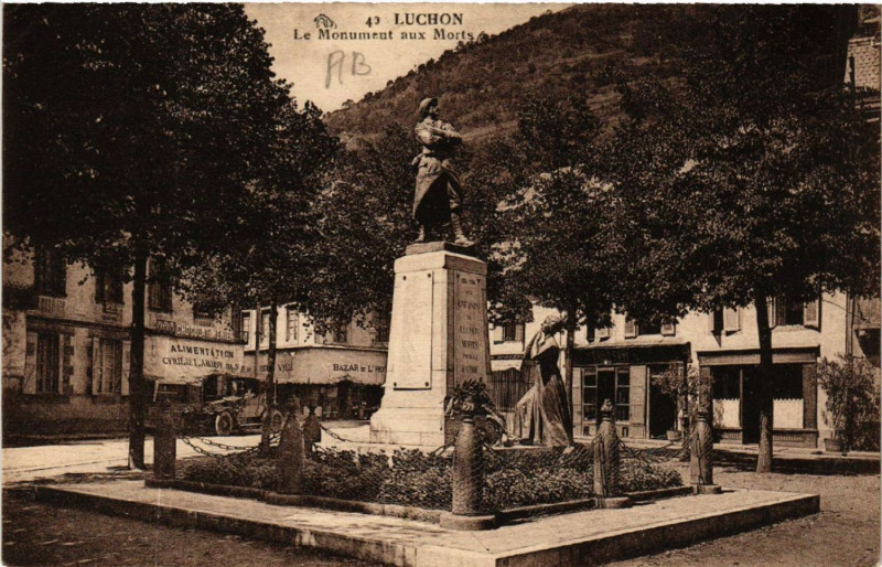 Carte postale ancienne Luchon - Le Monument aux Morts