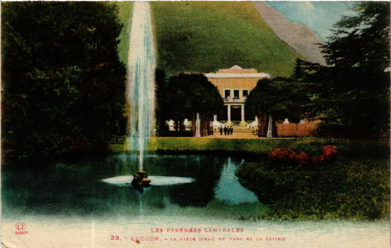 Carte postale ancienne Luchon - La Piéce d'Eau du Parc et le Casino