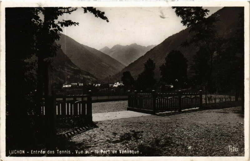 Carte postale ancienne Luchon - Entrée des Tennis - Vue sur le Port de Vénesque
