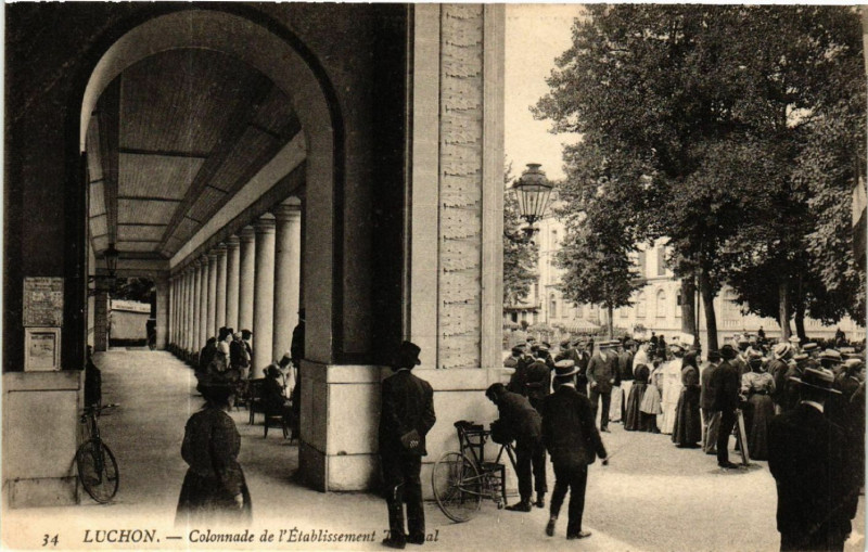 Carte postale ancienne Luchon - Colonne de l'Etablissement Thermal