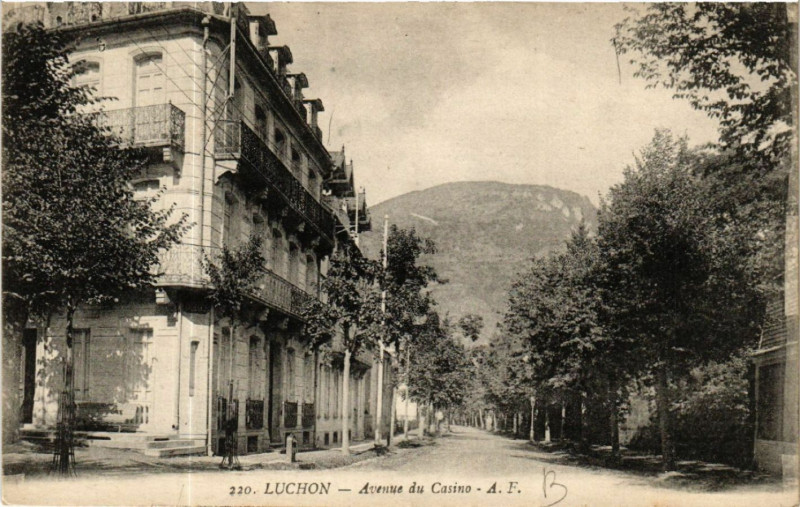 Carte postale ancienne Luchon - Avenue du Casino