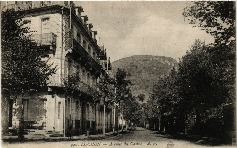 Carte postale ancienne Luchon - Avenue du Casino