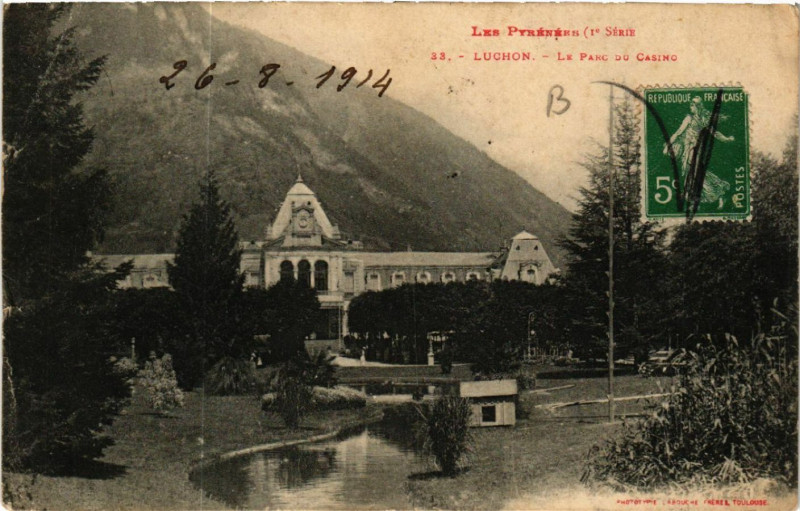 Carte postale ancienne Les Pyrénées - Luchon - Le Parc du Casino