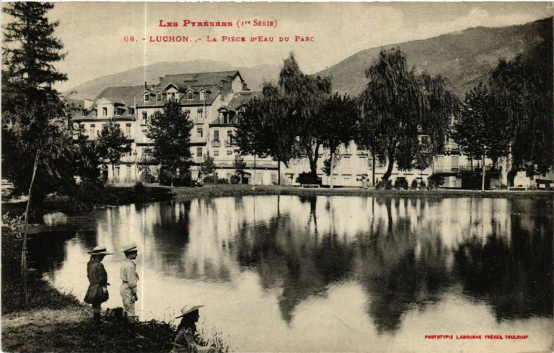 Carte postale ancienne Les Pyrénées - Luchon - La Piéce d'Eau du Parc
