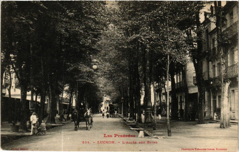 Carte postale ancienne Les Pyrénées - Luchon - L'Allée des Bains