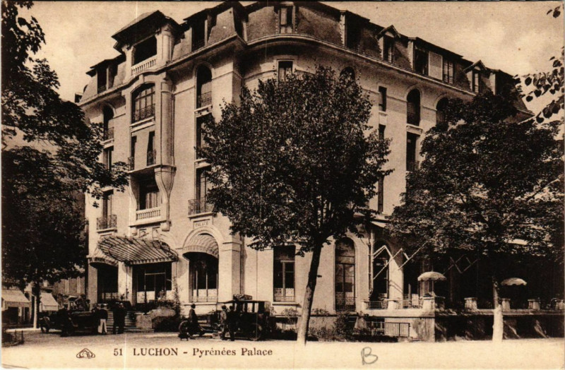 Carte postale ancienne Luchon - Pyrénées Palace