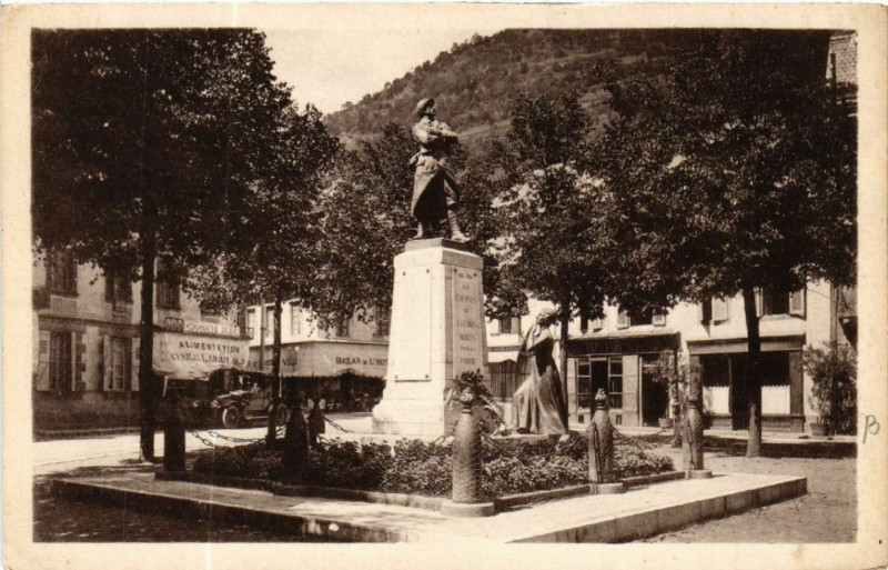 Carte postale ancienne Luchon - Le Monument aux Morts