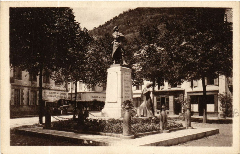 Carte postale ancienne Luchon - Le Monument aux Morts