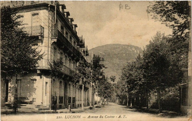 Carte postale ancienne Luchon - Avenue du Casino