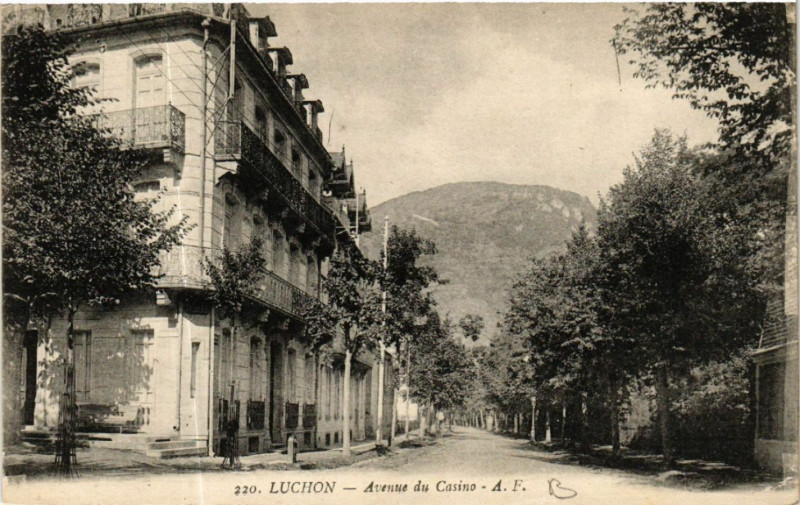 Carte postale ancienne Luchon - Avenue du Casino