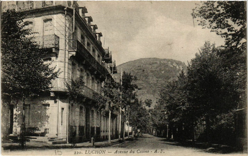 Carte postale ancienne Luchon - Avenue du Casino