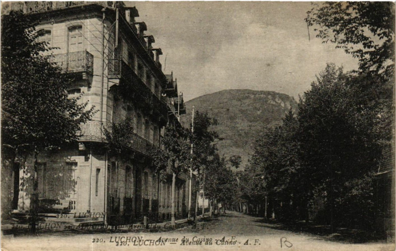 Carte postale ancienne Luchon - Avenue du Casino