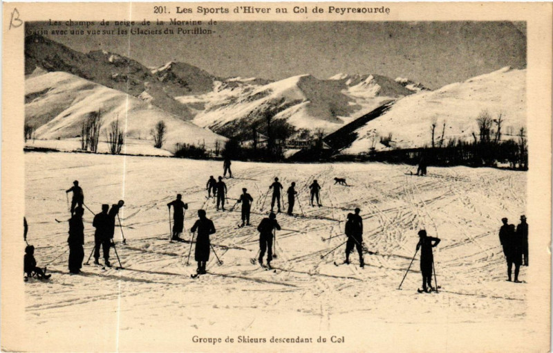 Carte postale ancienne Les Sports d'Hiver au Col.. - Groupe de Skieurs descendant du Col