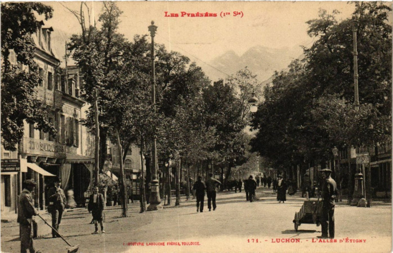 Carte postale ancienne Les Pyrénées - Luchon - L'Allée d'Etigny