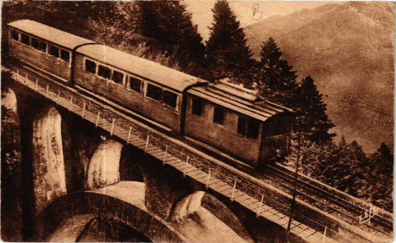 Carte postale ancienne Le Chemin de Fer a Crémaillere - Train Passant sur le Viaduc