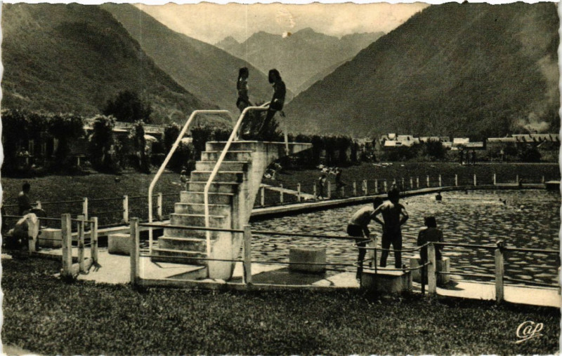 Carte postale ancienne Luchon - La Piscine