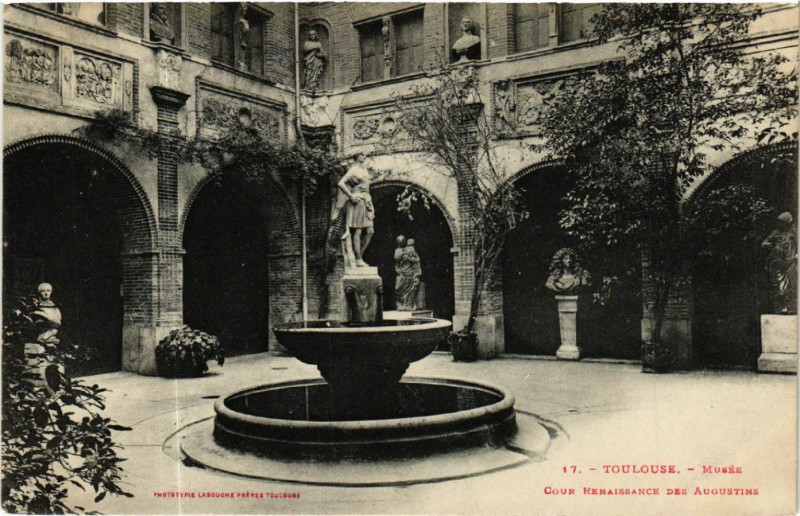 Carte postale ancienne Toulouse - Musée - Cour Renaissance des Augustins à Toulouse