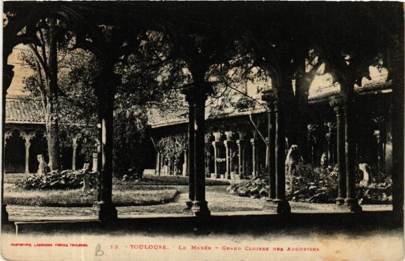 Carte postale ancienne Toulouse - Le Musée - Grand Cloitre des Augustins à Toulouse