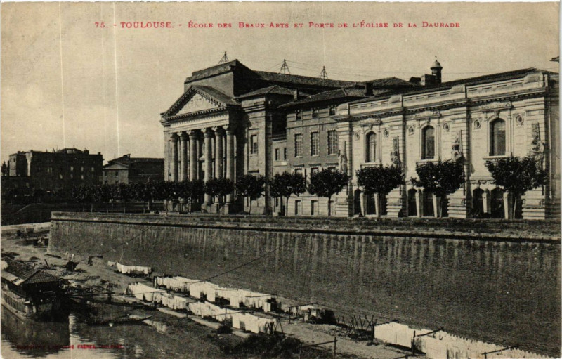 Carte postale ancienne Toulouse - Ecole des Beaux-Arts et Porte de l'Eglise de la Daurade à Toulouse