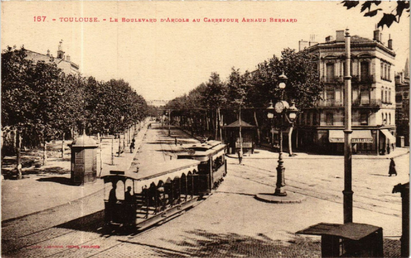 Carte postale ancienne Toulouse - Le Boulevard d'Arcole au Carrefour Arnaud Bernard à Toulouse